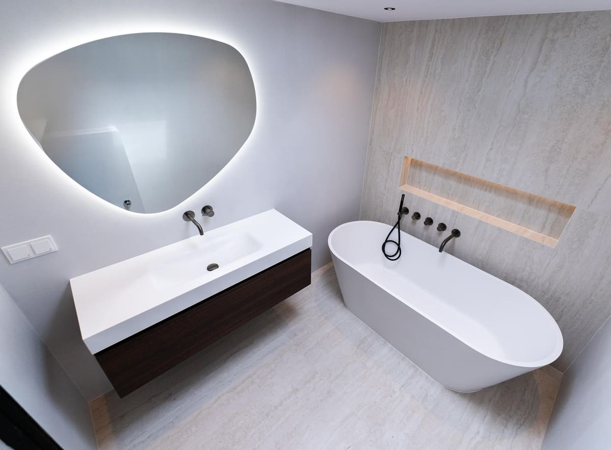 Luxe badkamer met vrijstaand bad