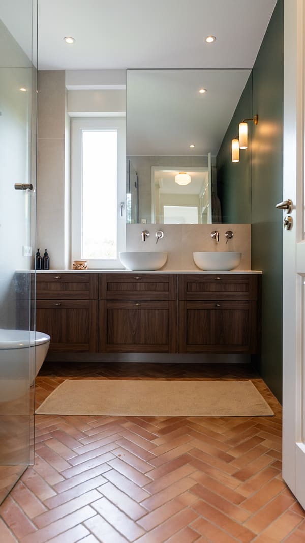 Luxe badkamer met dubbele wastafel en houten meubel