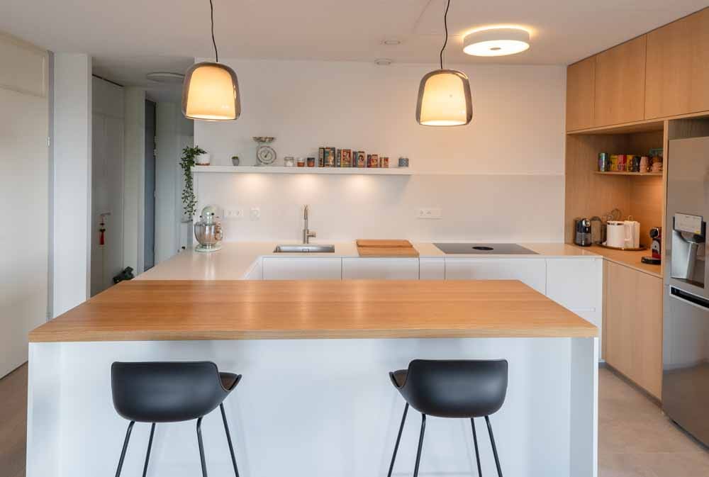 Maatwerk keuken met warme materialen en eiland