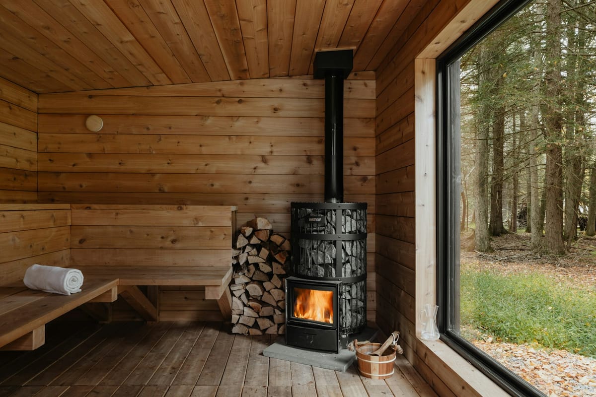 Sfeervolle wellnessruimte met sauna