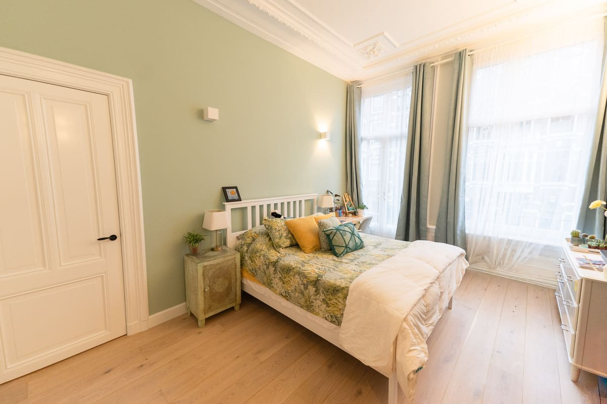 Serene maatwerk slaapkamer met inbouwkasten