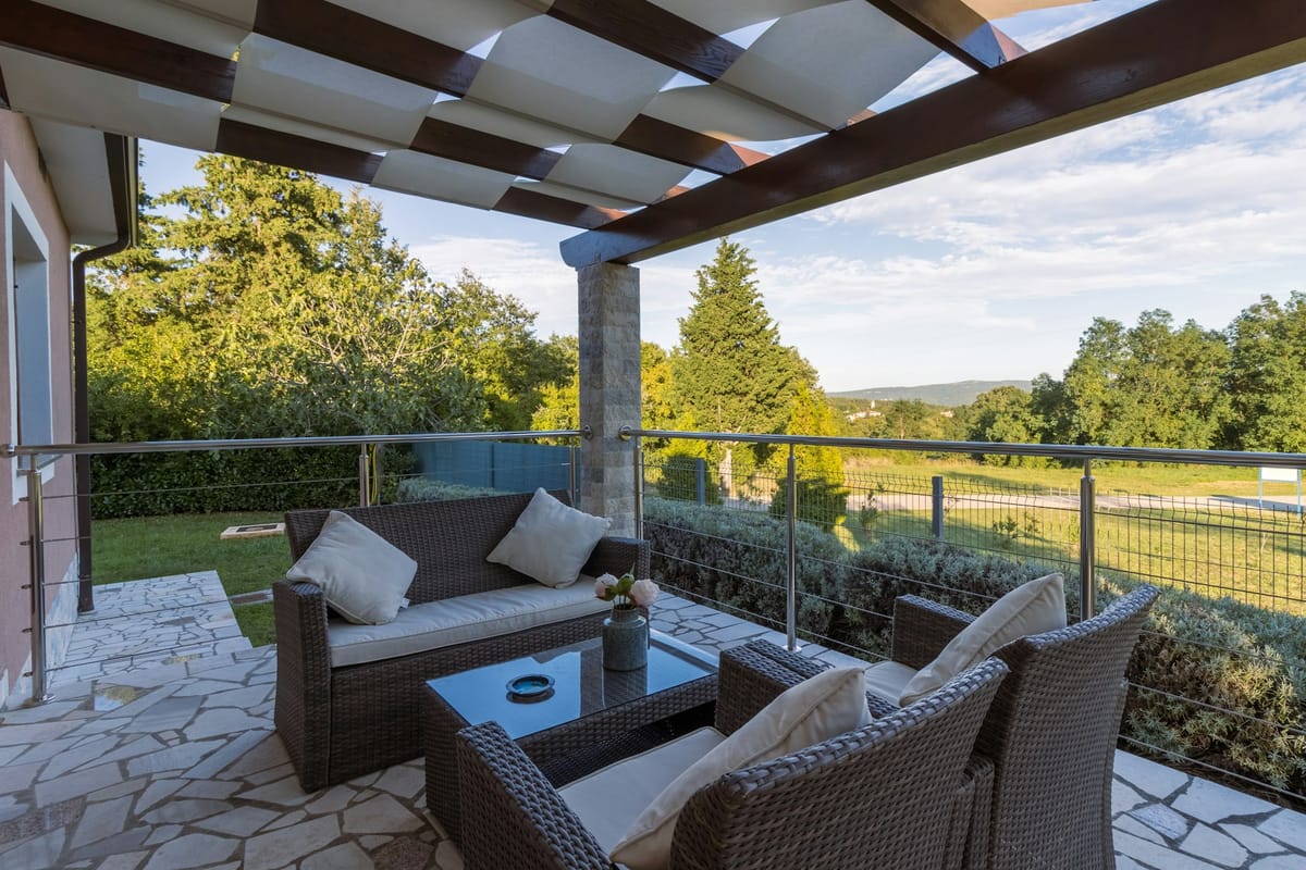 Strak aangelegde tuin met terras en beplanting