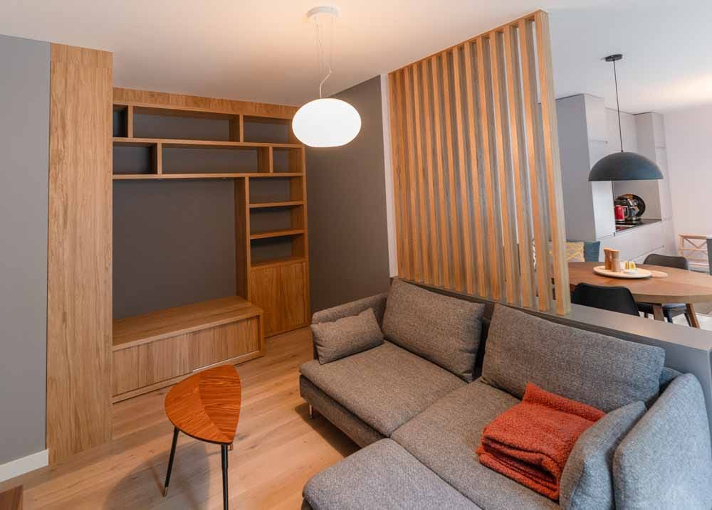 Woonkamer met op maat gemaakte kasten en haard
